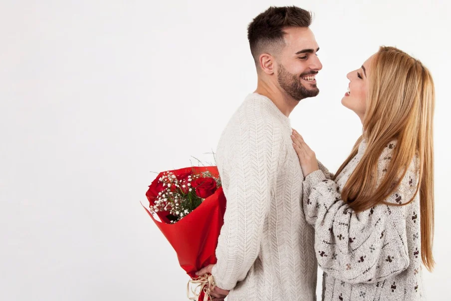 Hombre regalando a su pareja flores Ponferrada en una fecha especial