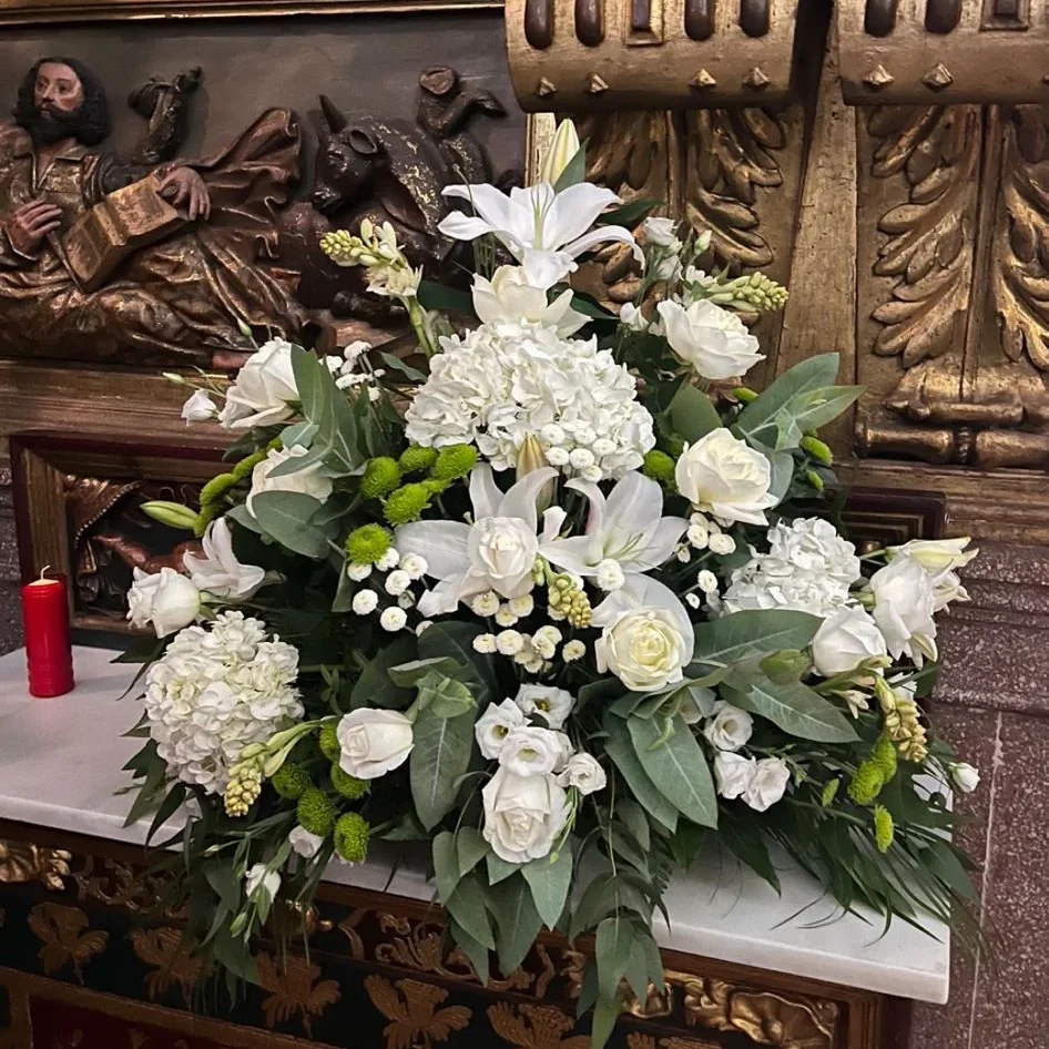 Centro de mesa de flores blancas